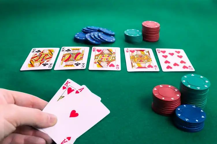 Antarmuka aplikasi mobile pasti 200m menampilkan pasar sportsbook dan aksesibilitas kasino langsung